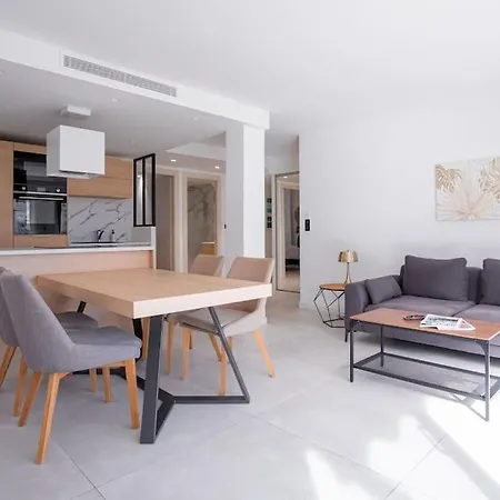 Amazing Apartment: Beachside Retreat With Terrace *