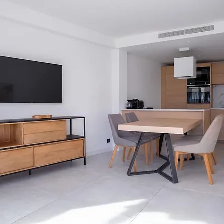 Amazing Apartment: Beachside Retreat With Terrace
