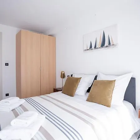 Amazing Apartment: Beachside Retreat With Terrace Apartment